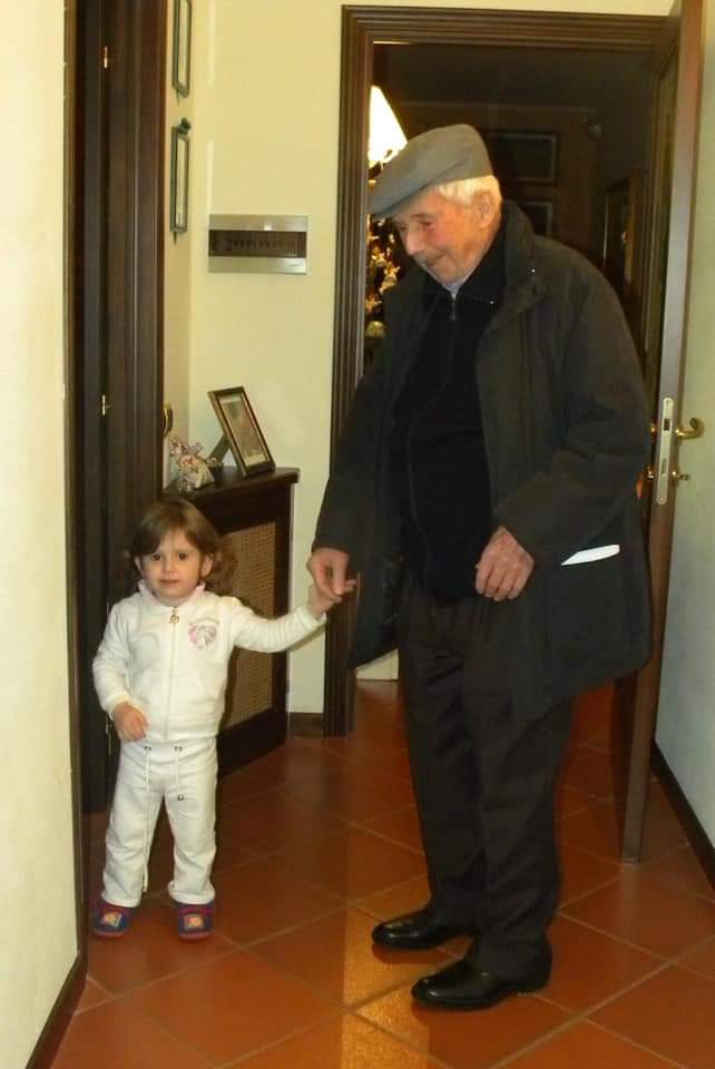 un nonno amato con la sua nipotina
